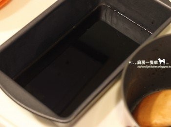 step4: 倒入烤盤中待涼、凝固定型(可放冰箱冷藏，加速凝固)。