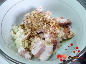 step1: 五花肉切成0.3公分左右的片狀,加<span class="group_2">醃料</span>拌勻醃10分鐘(厚度可依個人喜歡的口感調整)