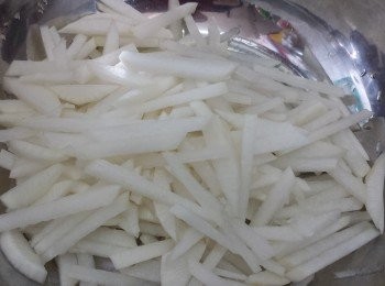 step2: 將蘿蔔去皮，1/3蘿蔔切粗條，其餘蘿蔔刨絲(刨出來的水粉不倒去)。