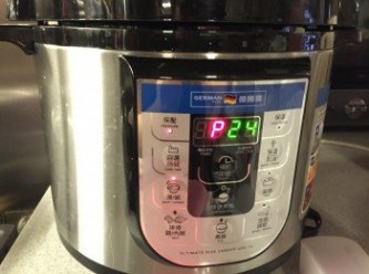step3: 將雞, 金華火腿, 豆漿, 水, 放入智能煲內, 按"湯"功能