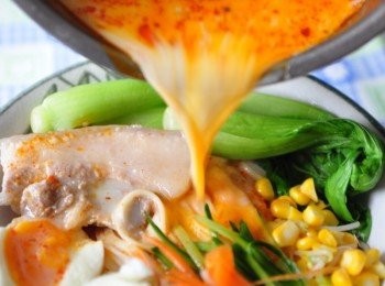 step8: 再淋上熱騰騰火辣辣的湯底