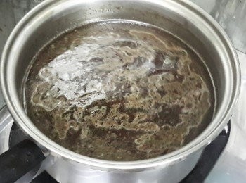 step1: 將黑庶糖切成小塊，煮沸水及黑庶糖，煮至糖完全溶化