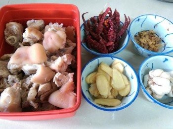 step1: 先準備好材料 1.豬前腳以滾水汆燙去掉血水，撈起清水洗乾淨備用 2.薑塊切片備用 3.鹹魚煎香備用 4.蒜頭洗乾淨備用