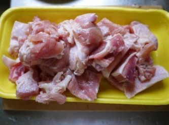 step1: 將雞腿肉切適當入口大小，用少許的鹽先略抓醃