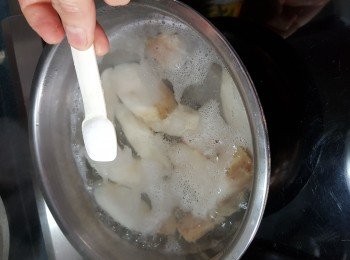 step2: 淮山用滾水加1茶匙鹽煮3分鐘,隔水備用