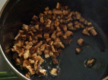 step2: 以中大火燒熱油，油熱後下冬菇炒 1 分鐘。