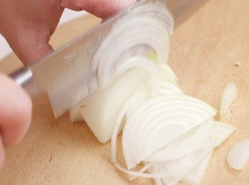 step1: 將洋蔥去芯剝皮後切成薄片