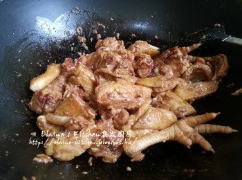 step4: 燒紅鑊 , 放入雞件爆香至八成熟盛起