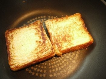 step3: 入鍋中煎將兩面煎至金黃色(也可以入烤箱烘烤)