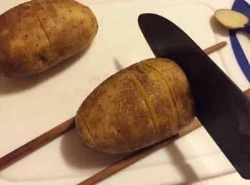 step3: 準備兩根筷子分別放在馬鈴薯的兩側底部, 用刀子將馬鈴薯切薄片但切到筷子就停止, 不要切到底