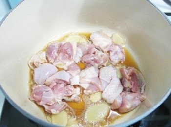 step3: 放入切成適當大小的雞肉拌炒。