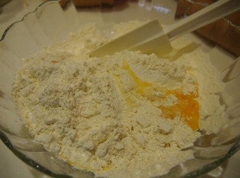 step1: 塔皮: 室溫軟化奶油後，加入蛋液以及過篩後的粉類拌勻。
