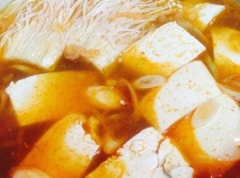 step4: 先放入豆腐使其吸收湯底味道，再放入金菇煮至軟身。