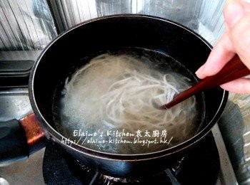 step13: 小棠菜放入水中用中火灼3分鐘後盛起 , 再將關廟麵放入水中煮至軟身放入碗內