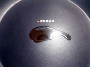 step7: 取出平底鍋，倒麻油。
