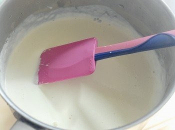 step4: 將淡忌廉倒入有巧克力的大碗內