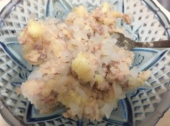 step6: 芝士丶牛肉和洋蔥加入薯蓉拌勻。