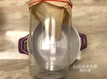 step1: 取一個杯子，將咖啡濾紙套在杯子上，用橡皮筋固定好