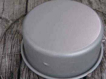 step8: 烤好的蛋糕放個網架倒扣，讓蛋糕接近室溫後再進行脫模（大概30-60分鐘）
