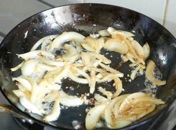 step6: 下蒜蓉炒至聞到蒜香。