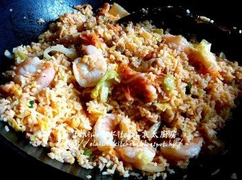 step10: 最後加入泡菜碎 , 少許胡椒粉調味及蔥粒拌勻即可