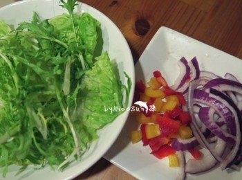step1: 生菜洗淨擦乾備用 紅黃甜椒切碎備用 紫洋蔥切絲備用