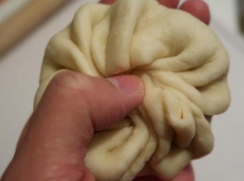 step8: 最後按壓中心點，將內餡包覆住。