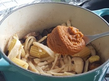 step5: 加入冬陰公醬炒勻。