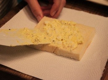 step5: 裹上厚厚的<span class="group_2">雞蛋沙拉</span>