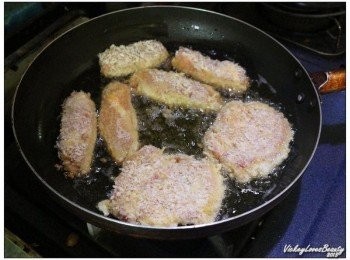 step7: 將完成的肉捲及豬排，小心的放入油鍋內進行半煎半炸的方式