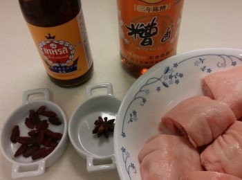 step1: 材料: 雪藏豬手8件               (約十五元)
          糟歯一枝
          花鵰酒三湯匙
          魚露一湯匙
          冰糖一粒仔
          薑三片
          八角一粒
          杞子十幾粒

做法: 豬手用薑汆水後清洗一下,用一半雞湯一半水加冰糖蓋過豬手,中細火煲40分鐘,過冰水攤凍, 將剩餘材料放入盒浸過豬手,豬手雪入雪櫃兩小時以上。