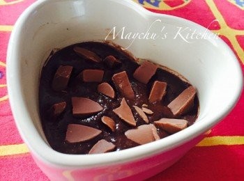 step4: 再加入牛奶拌勻成糊狀。喜歡的可以在面上灑上碎巧克力。