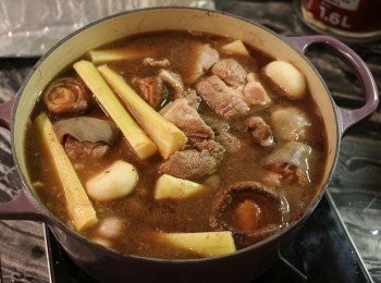 step8: 接著倒入適量的清水和剛泡過的冬菇水。（水剛好浸過所有材料就可以），然後放入竹䉀、馬蹄、香菇、陳皮和冰糖。