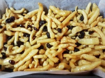 step6: 放入已鋪烘焙紙的盤內，大力壓實 放入已鋪烘焙紙的盤內，大力壓實