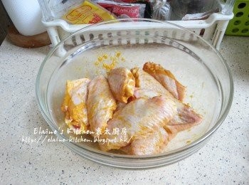 step1: <a href="https://bit.ly/3zHU5V3" target="_blank" data-keyword="雞中翼" class="guide-link"><strong>雞中翼</strong></a> <span style="display:inline-block;vertical-align:middle;margin-top:-3px;color:initial;border-radius:3px;padding:2px 3px;font-size:12px;line-height:14px;background:#87d300;color:#fff;">即買</span> 洗淨抹乾水份 , 加入薑蓉及<span class="group_2">醃料</span>拌勻醃1小時