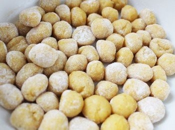 step4: 如麵糰太黏的話，可放一點麵粉把麵糰粒分開