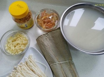 step1: 糯米先浸水最少 4 個鐘，最好用雞湯浸，更入味