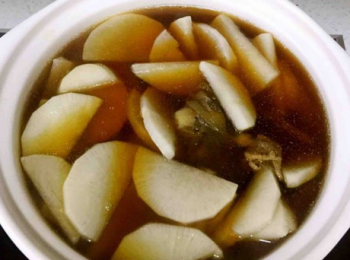 step6: 砂鍋文火慢燉20~30分鐘，白蘿蔔和牛腩均已爛熟，滴入八滴香油，撒上香菜即可。