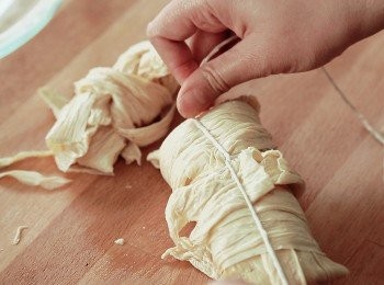 step2: 將材料包在正中心並小心卷起用繩子紮實成長型圓柱型狀