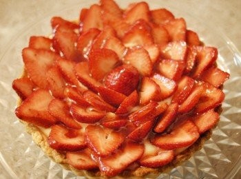 step8: 用一至兩湯匙熱水與果醬拌勻，然後在草莓上掃上果醬，可令草莓有亮澤的效果