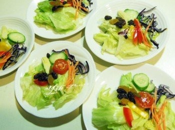 step1: 將<span class="group_2">材料</span>洗淨瀝乾切成是當大小.分別泡冰水10分鐘以上瀝乾. 擺盤.食用時放上葡萄乾.淋上<span class="group_3">醬汁</span>