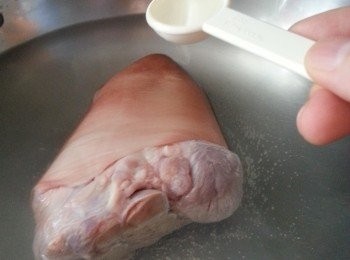 step1: 咸豬手先用1茶匙白米醋出水15分鐘，盛起沖水