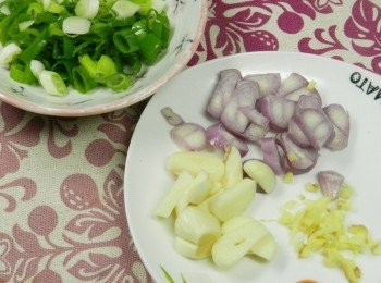 step1: 紅蔥頭、蒜頭切片，薑切末，蔥切蔥花