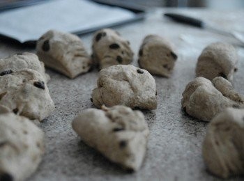 step5: 用手壓麵糰，排出空氣，然後分成12份