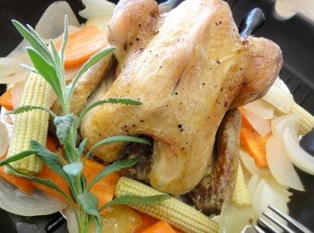 step6: 烤雞完成後拿出烤箱靜置10-15分鐘再切，可將雞肉鮮美多汁封鎖住。