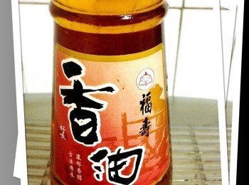 step3: 3.把燙好的菠菜,紅蘿蔔,小黃瓜,鴻喜菇,分別放入一點香油,還有少許的鹽巴調味.