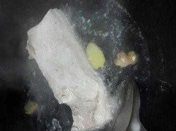 step1: 帶皮五花肉用水加姜片出水10分鐘