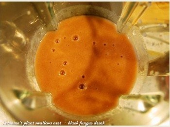 step4: 用果汁機將所有<span class="group_1">食材</span>打碎後，充分攪拌均勻即可。