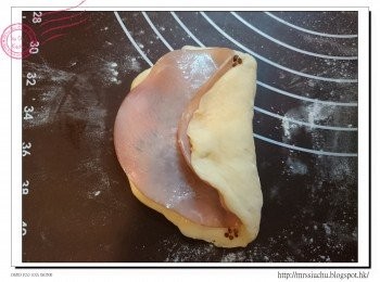 step4: 把麵團右邊1/3向中間摺, 左邊1/3向中間摺, 再對摺。