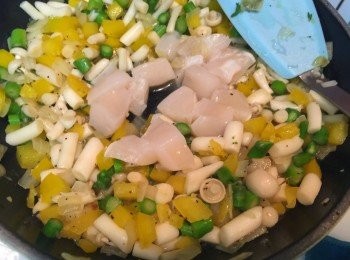 step6: 加入帶子粒及thyme, 再調味拌勻即可關火 (帶子不用全熟)